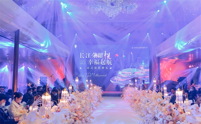 船于江中行，人在畫中游，是沉浸式郵輪婚禮給的浪漫