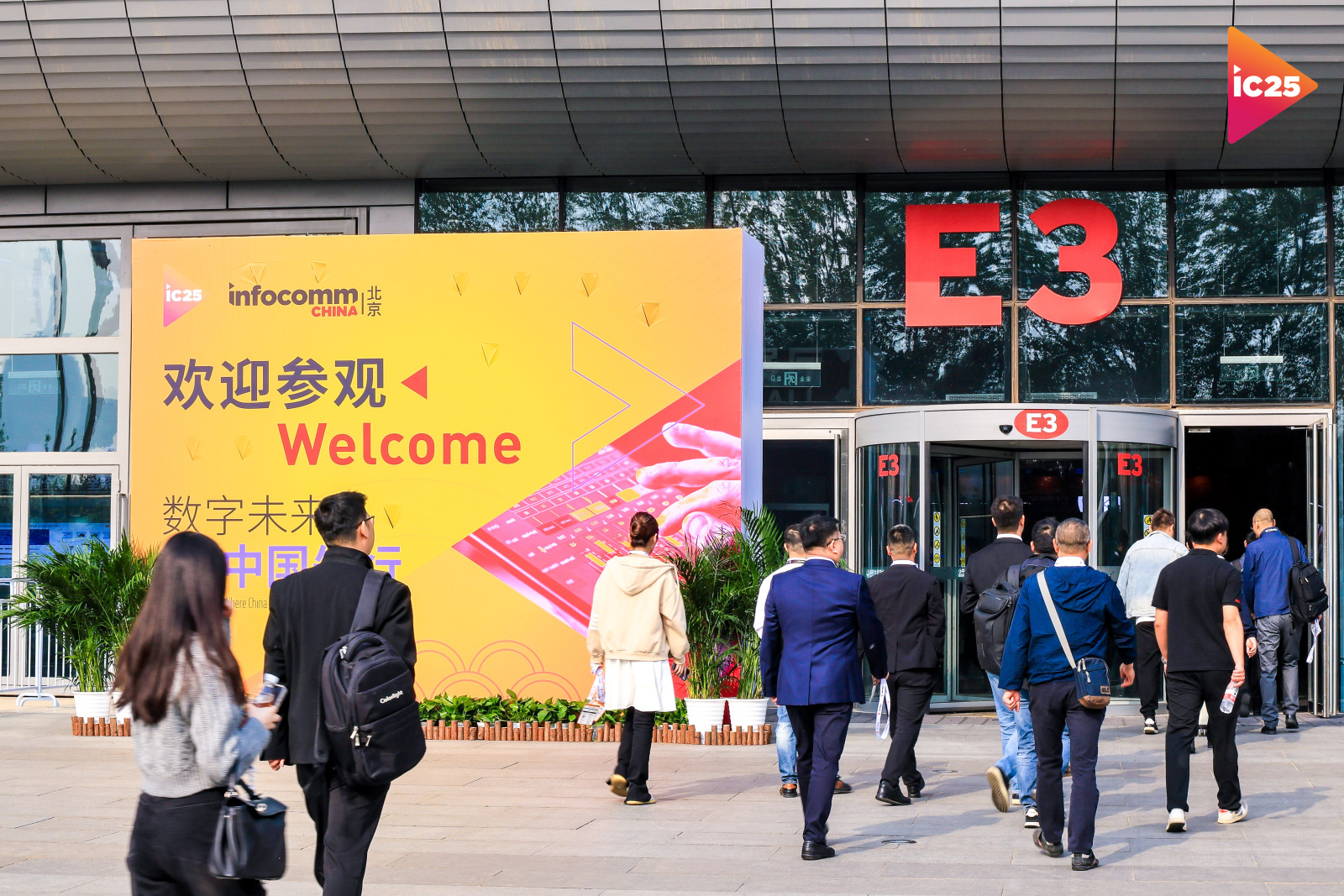 震撼亮相北京IFC！視美樂業(yè)內(nèi)首款HEP780 4K & 23000LM 6P投影機(jī)綻放光彩！