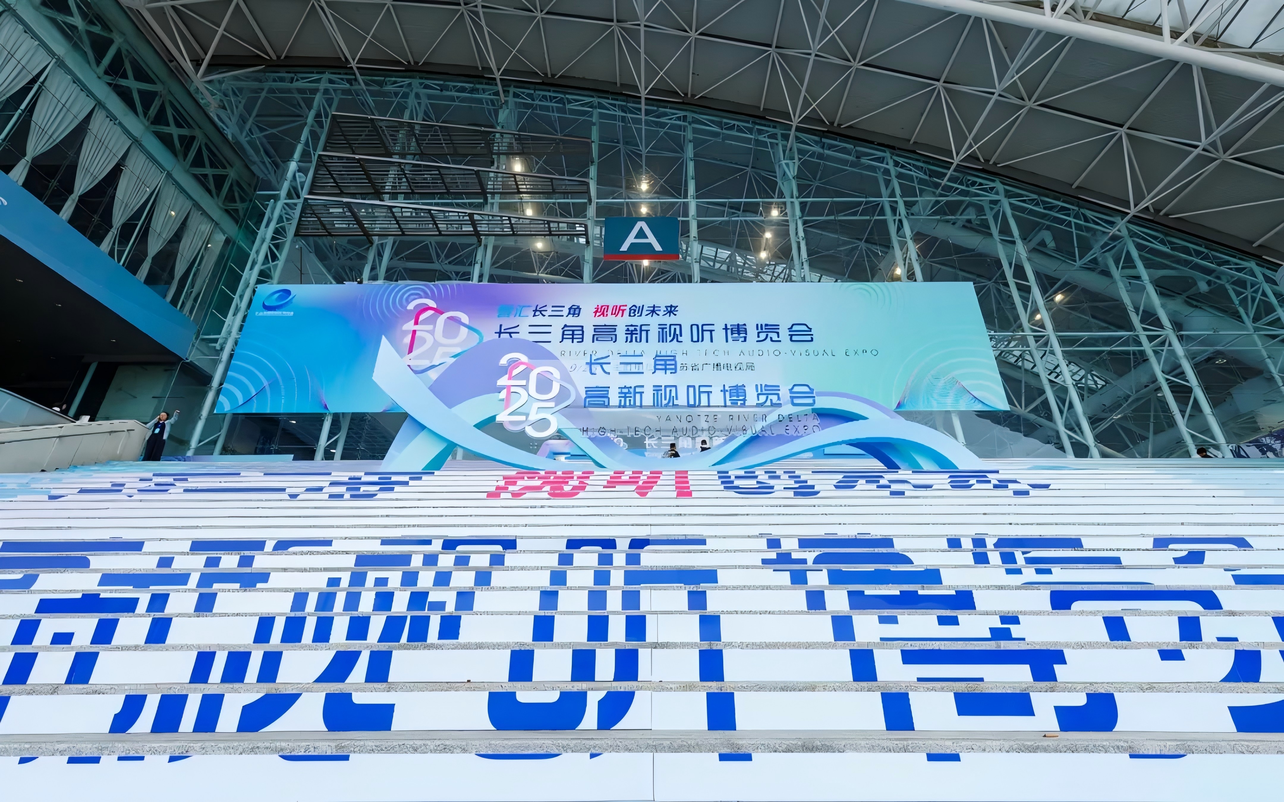 名場(chǎng)面再現(xiàn)！視美樂以光影重現(xiàn)無(wú)錫春晚，助力科技與文旅創(chuàng)新融合發(fā)展